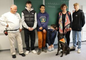 Therpiehund Emma mit Hans Schenk u. S. Rudlof von der Stiftung und Schüler