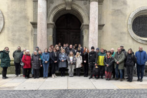Teilnehmende am Gottesdienst vor der Dreieinigkeitskirche Regensburg