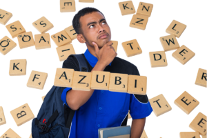 junger Mensch zwischen Scrabble-Teilen